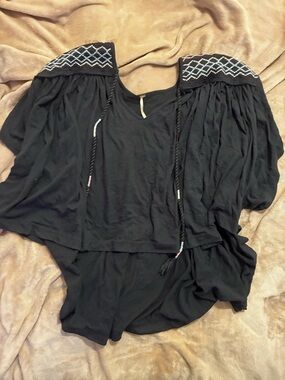 💰5/$10 Free People grey Embroidered Tunic